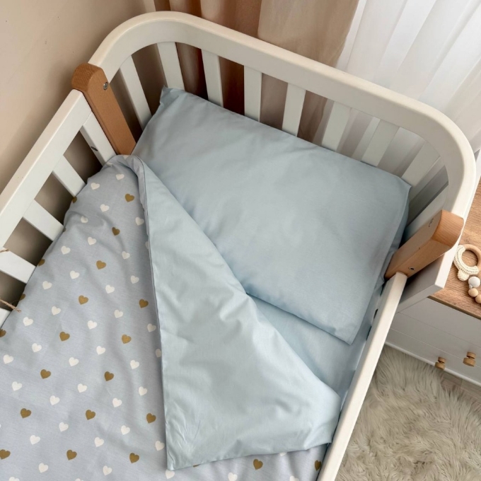 Set lenjerie de schimb pentru patut bebe 3 piese Inimioare albastre (1)